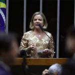 Gleisi critica uso da Lei Magnitsky contra Moraes e culpa família Bolsonaro: 'Ato violento e arrogante'