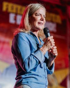 A presidente nacional do PT, Gleisi Hoffmann, discursa em Uberlândia, no Triângulo Mineiro