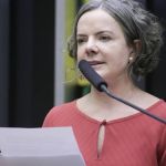 Gleisi Hoffmann recebe alta de hospital após cirurgia, diz boletim