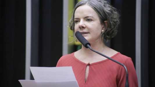 Gleisi Hoffmann recebe alta de hospital após cirurgia, diz boletim
