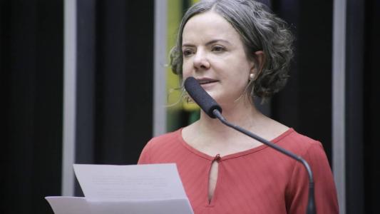 Gleisi Hoffmann recebe alta de hospital após cirurgia, diz boletim