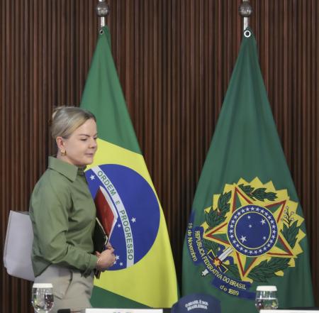 A ministra das Relações Institucionais, Glesi Hoffmann