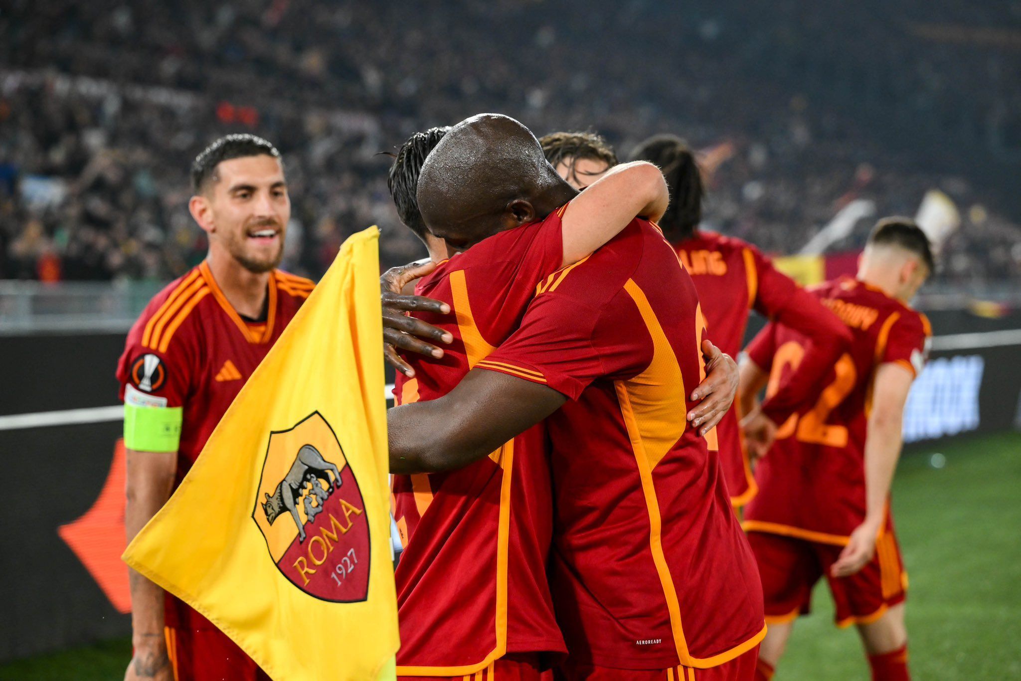 Com um a menos, Roma volta a vencer Milan e avança à semifinal da Liga Europa