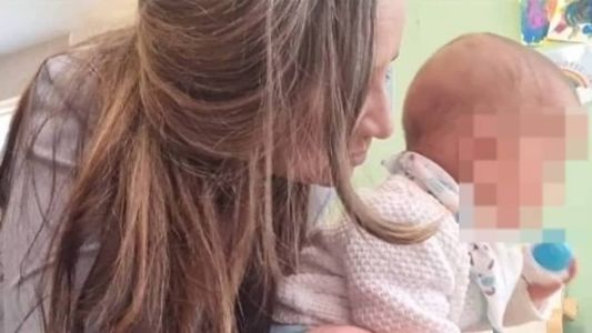 Glenda e seu neto, em uma das visitas permitidas pela assistência social britânica