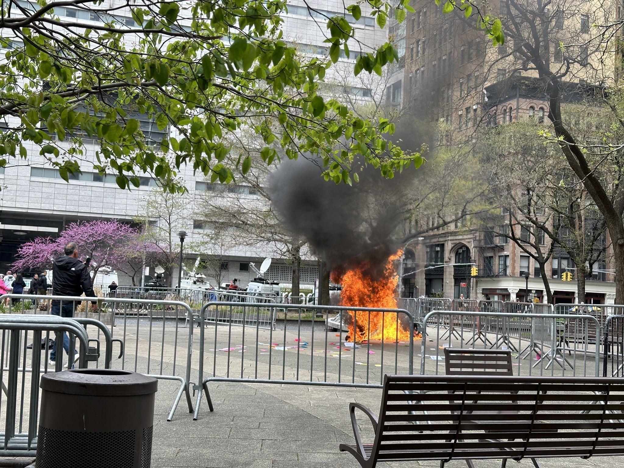 Homem ateia fogo ao próprio corpo em frente a tribunal onde Trump é julgado