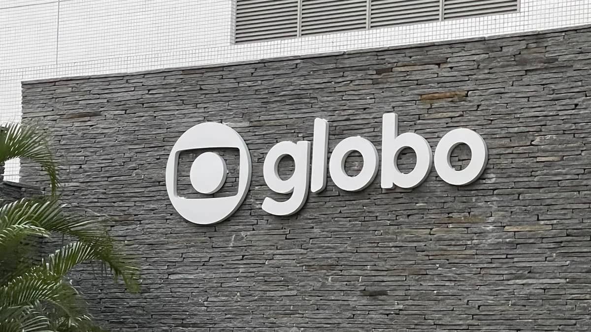 Globo surpreende e anuncia ex-meia Alex como novo comentarista