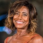 Corpo de Glória Maria deixa hospital no Rio de Janeiro sob aplausos