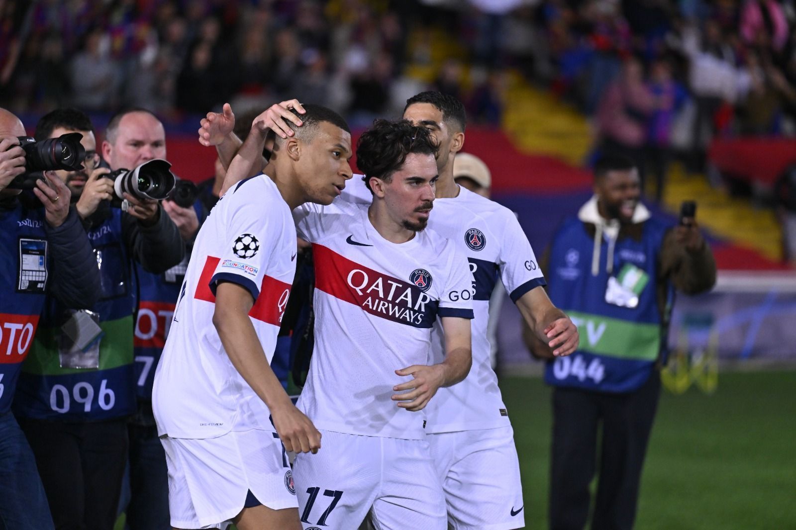 Com um a mais, PSG goleia Barcelona de virada e vai à semifinal da Champions League