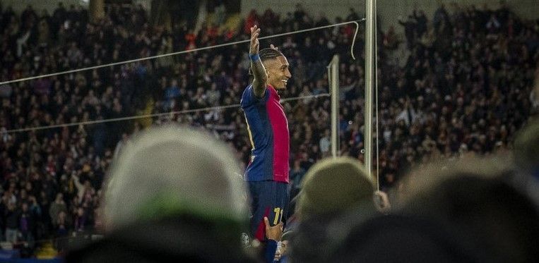 Raphinha brilha, Barcelona volta a vencer o Benfica e avança na Champions