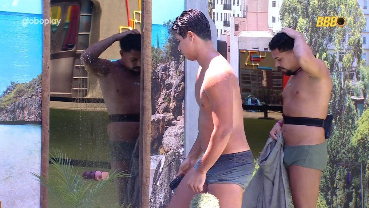 BBB 25: Vinícius e Guilherme são obrigados a tomar banho do lado de fora da casa
