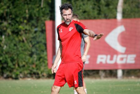 Eduardo Domínguez, provável novo técnico do Atlético, em treino do Estudiantes-ARG