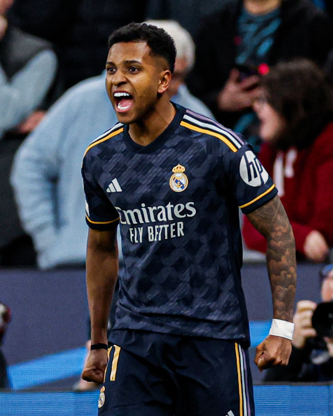 Atacante brasileiro desmente rumores sobre possível saída do Real Madrid
