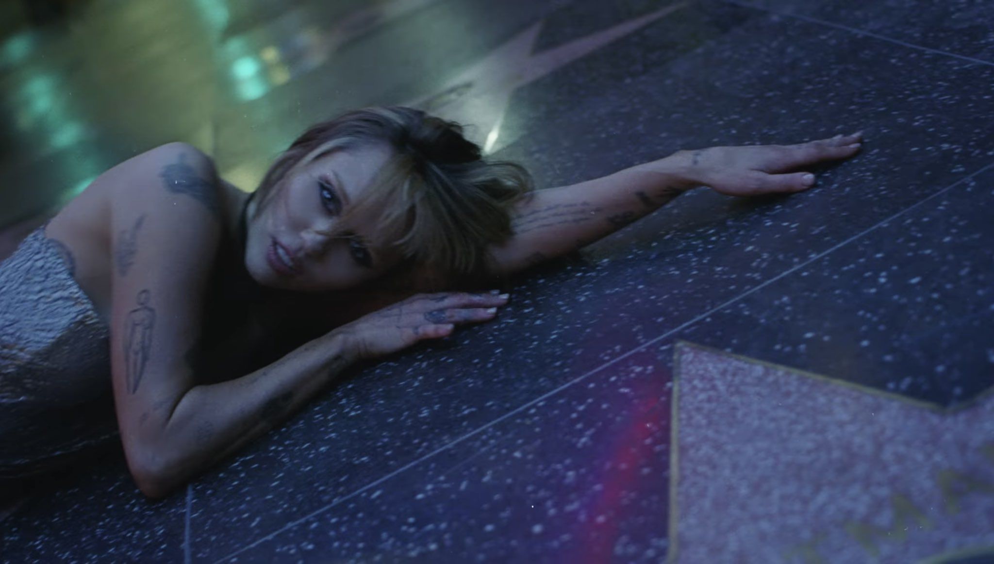 Miley Cyrus divulga prévia de ‘Something Beautiful’, seu novo álbum