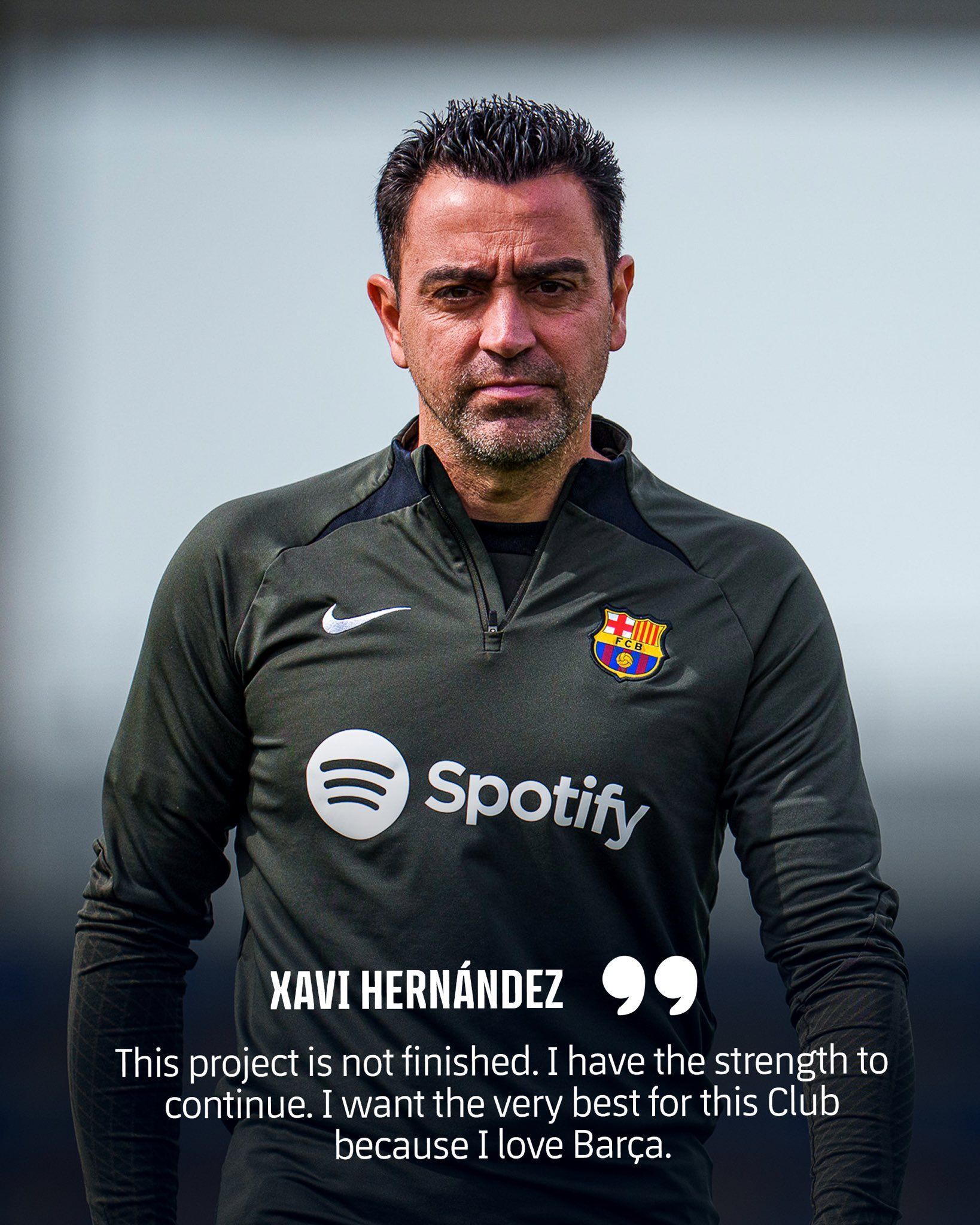 Xavi surpreende e anuncia permanência no comando do Barcelona