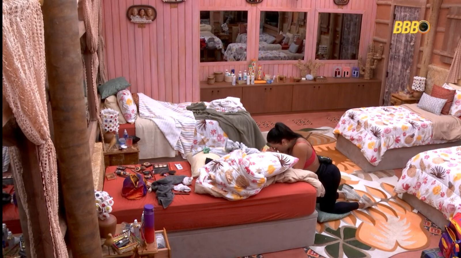 Prestes a apertar o botão da desistência, Gracyanne recebe atendimento no BBB 25