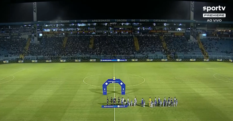 Time do Santos atrasa e perde começo do hino nacional na Ressacada