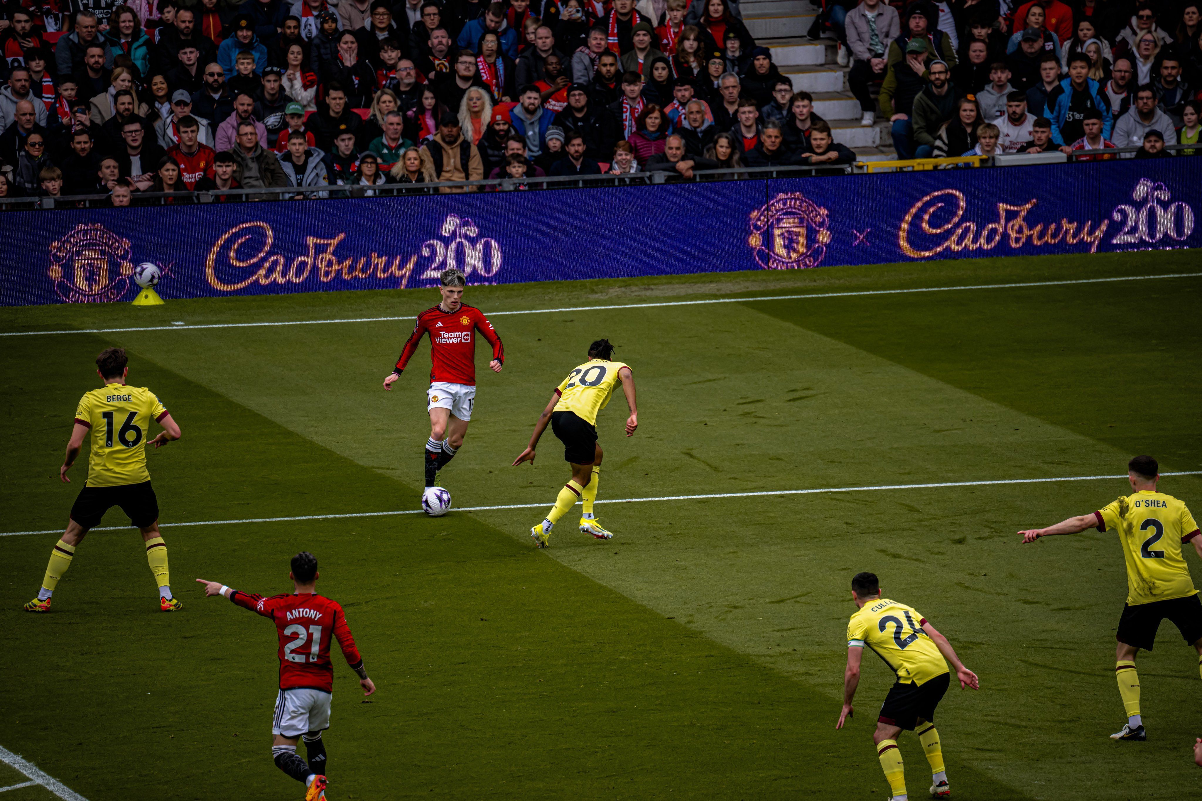 Antony marca, mas Manchester United apenas empata diante do Burnley na Premier League