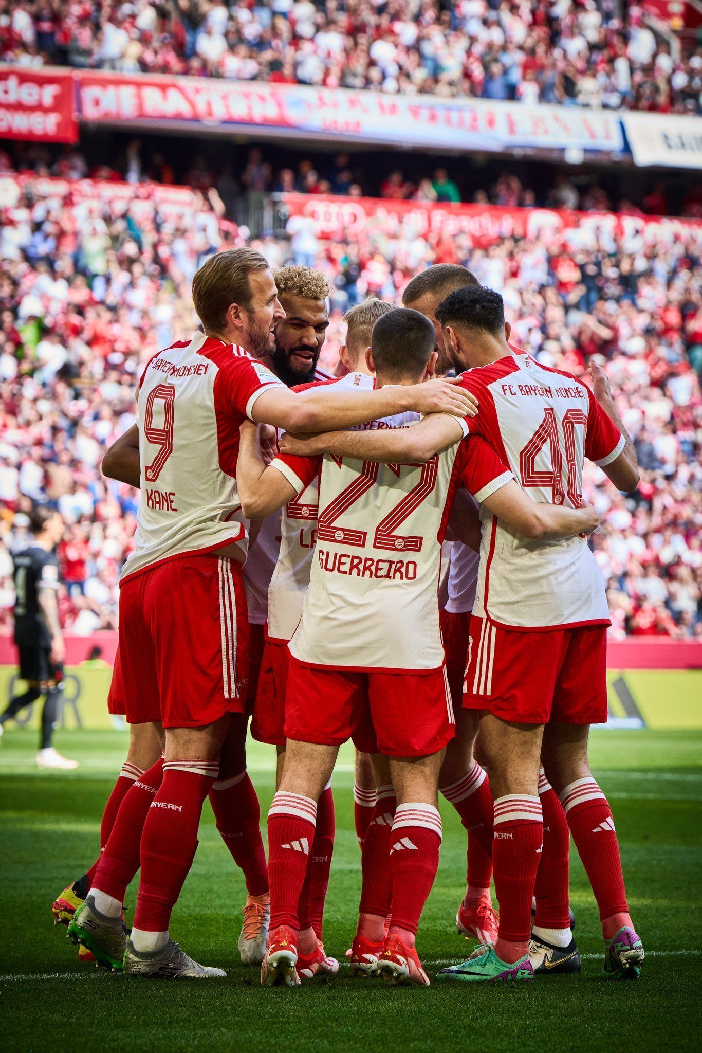 Bayern vence e continua em 2º na Bundesliga; Leipzig massacra Borussia Dortmund