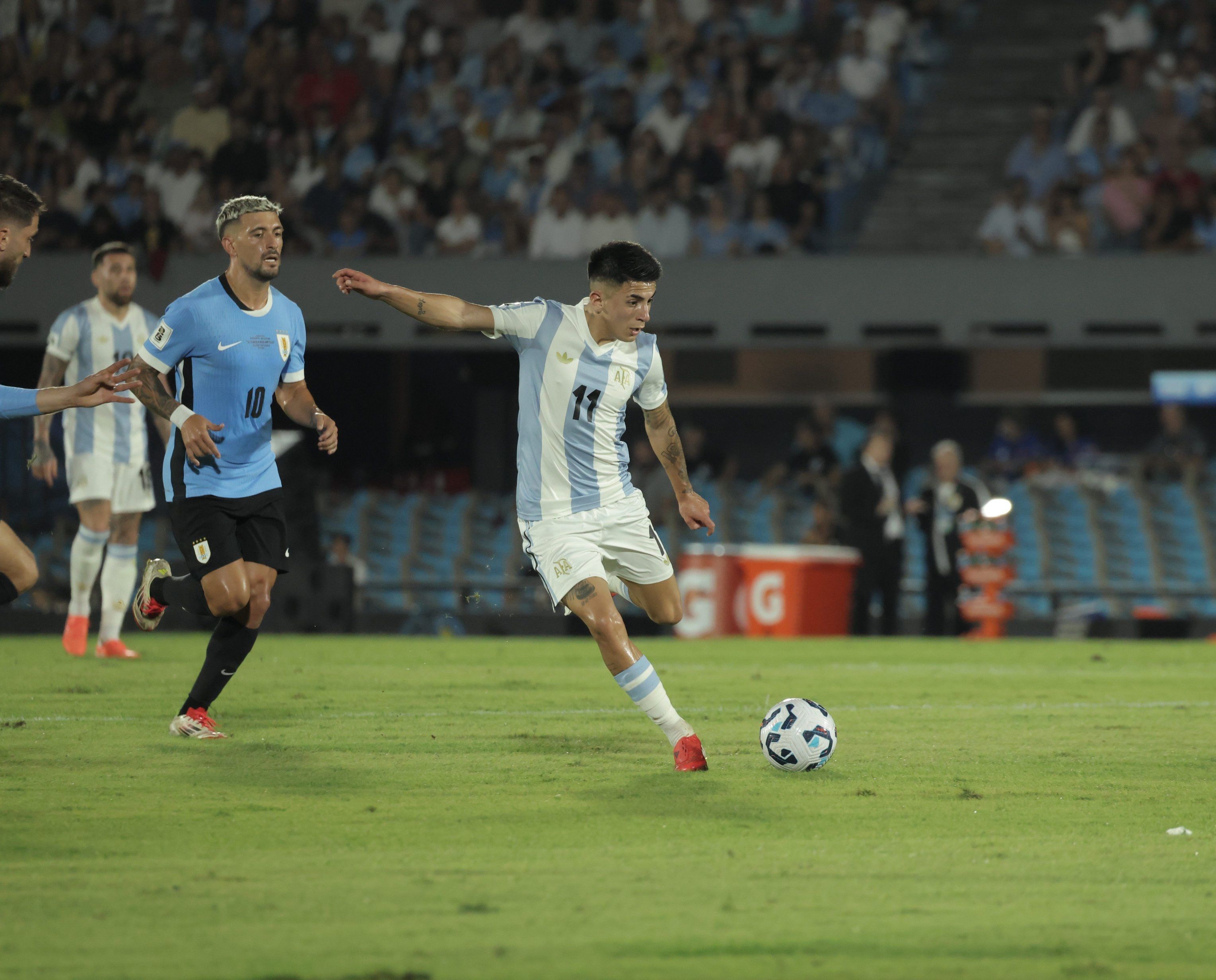 Ex-Botafogo decide, Argentina vence Uruguai e se isola na liderança das Eliminatórias