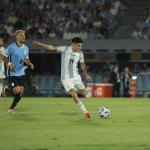 Ex-Botafogo decide, Argentina vence Uruguai e se isola na liderança das Eliminatórias