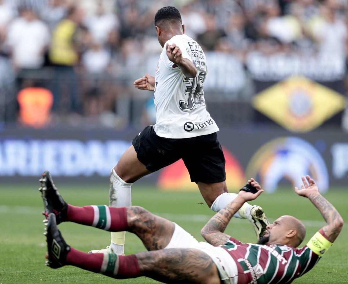 Corinthians provoca Felipe Melo após vitória expressiva sobre o Fluminense