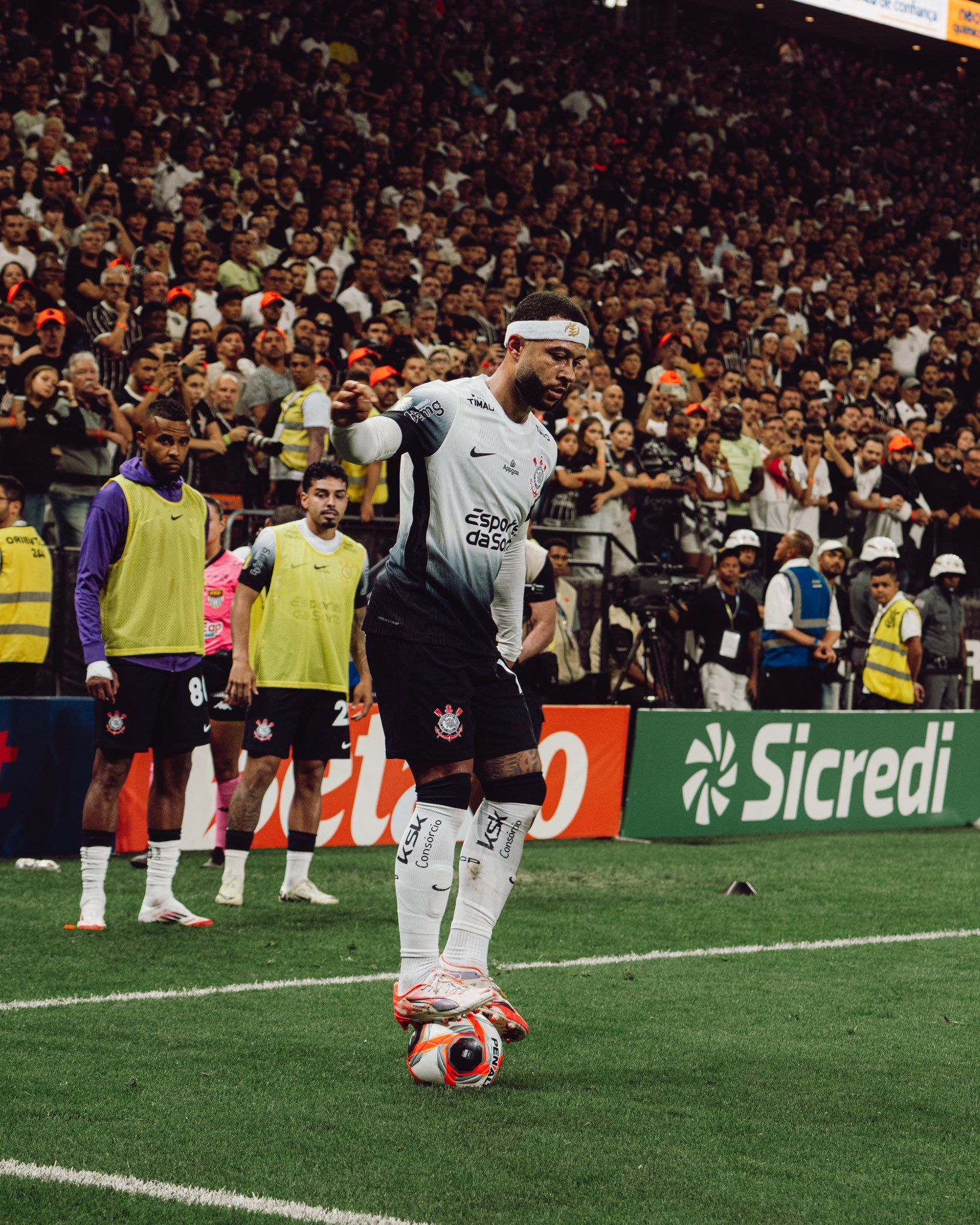 Denílson critica CBF, e Neymar reage: 'Futebol está cada vez mais chato'