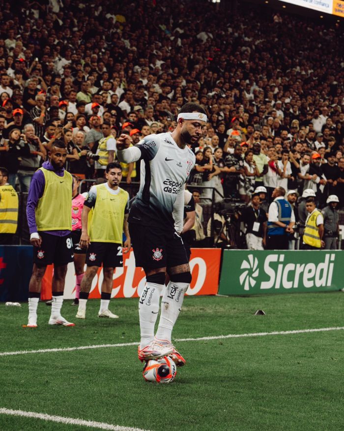 Memphis Depay posta foto subindo na bola e marca perfil da CBF