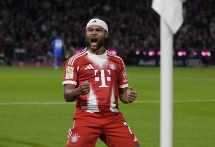 Serge Gnabry comemora gol sobre o Bayer Leverkusen na Bundesliga 2025/2026