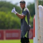 Flamengo x Inter: Rochet será titular no gol colorado? Veja possibilidade