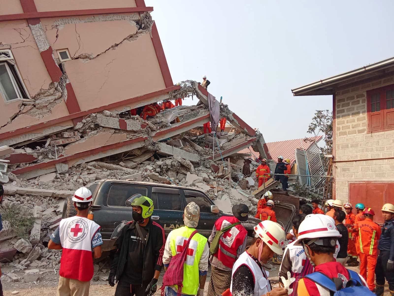 Veja imagens das buscas e resgates das vítimas do terremoto em Mianmar