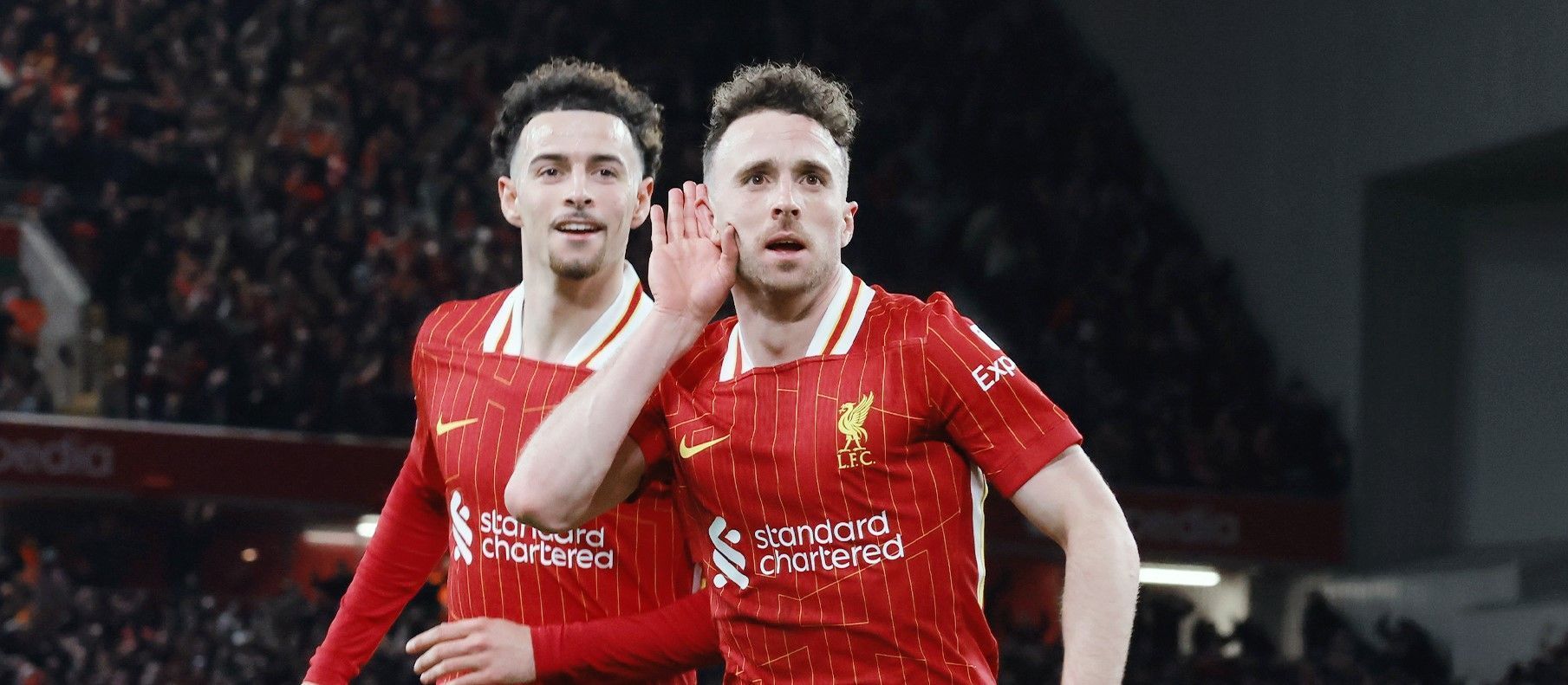 Jota faz golaço, Liverpool vence clássico e segue na liderança da Premier League
