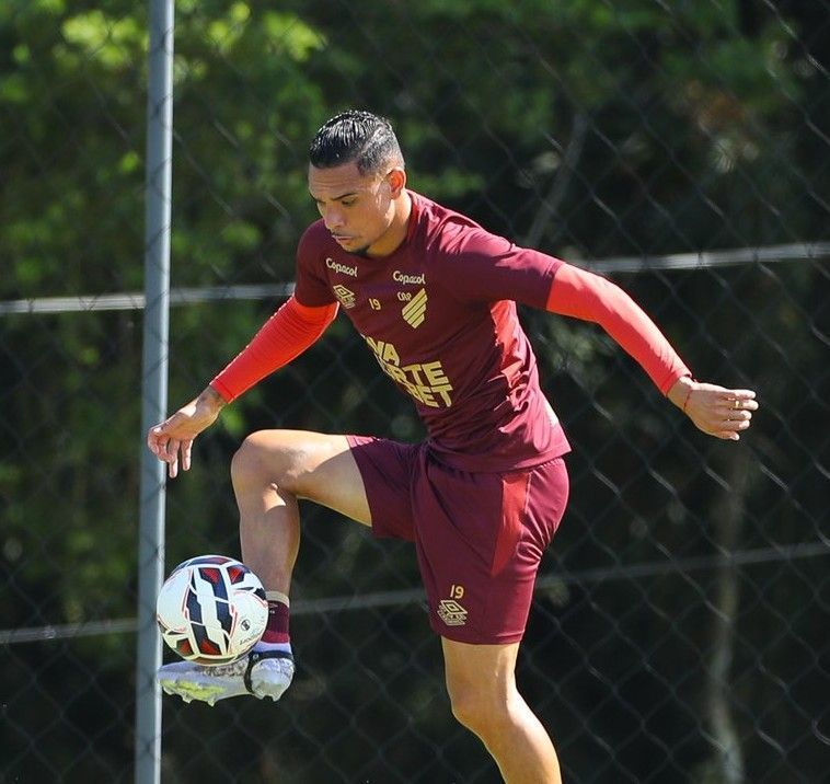 Athletico-PR divulga relacionados para estreia na Série B; veja lista