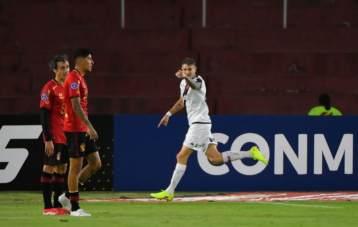 Pablo Vegetti reclama da arbitragem e liga o alerta no elenco do Vasco