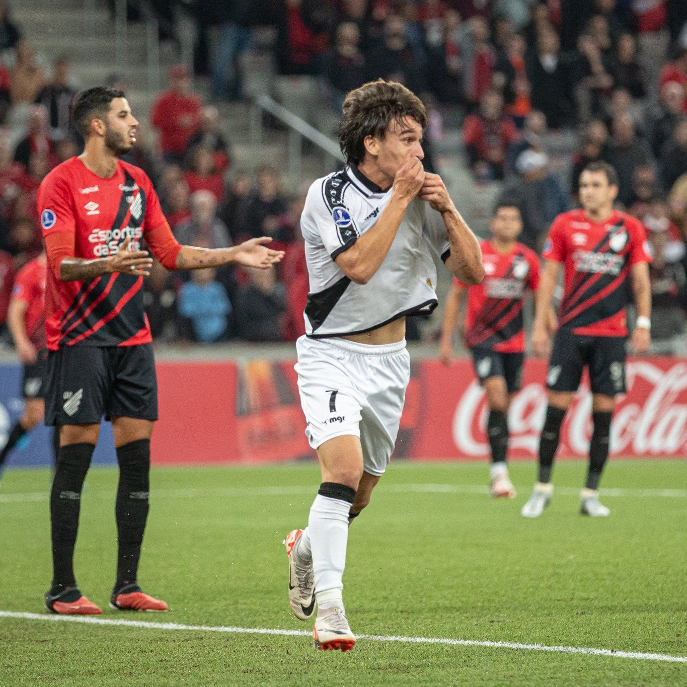 Athletico-PR é surpreendido pelo Danubio e perde a primeira na Sul-Americana