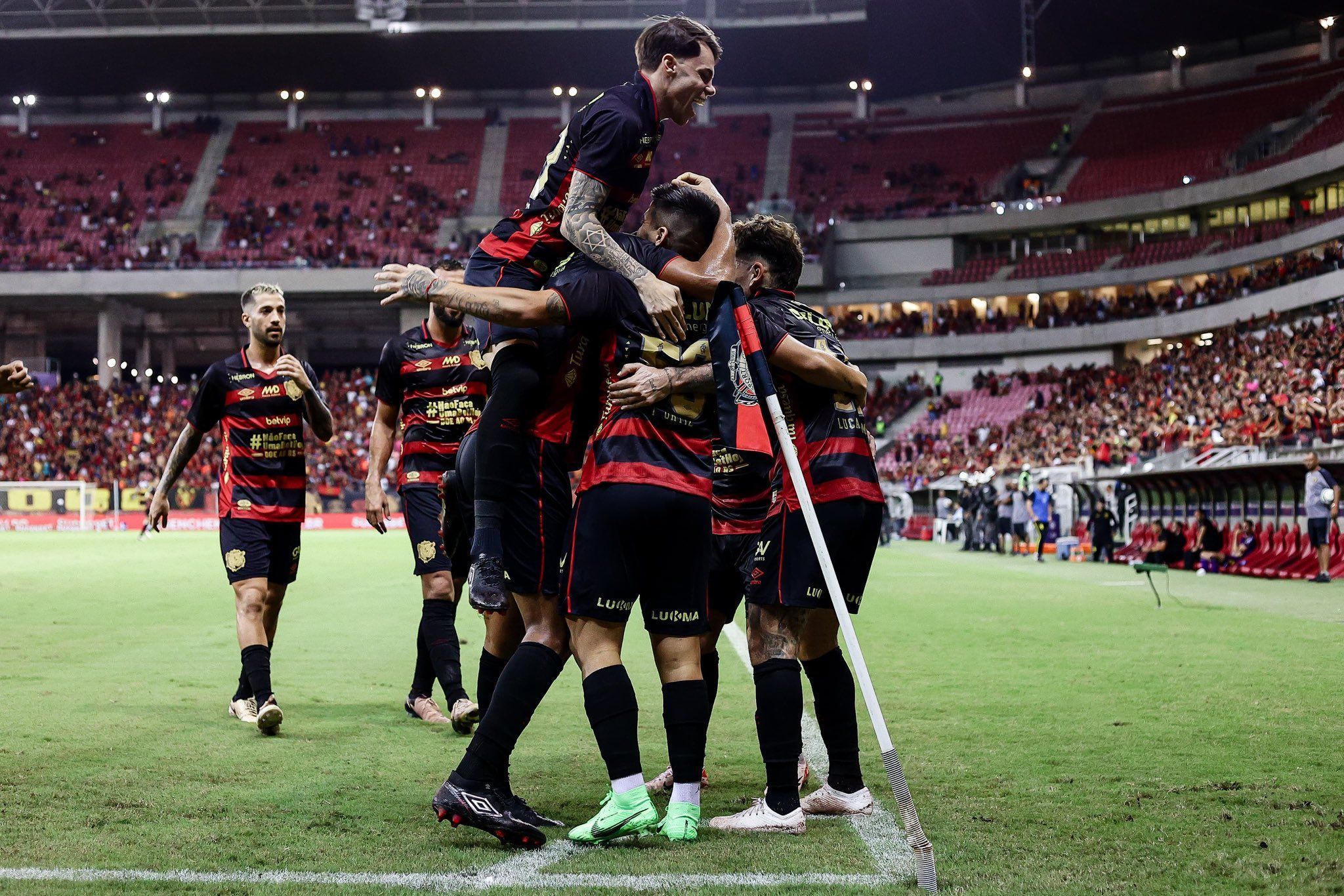 Sport goleia Brusque e assume a liderança da Série B do Brasileiro
