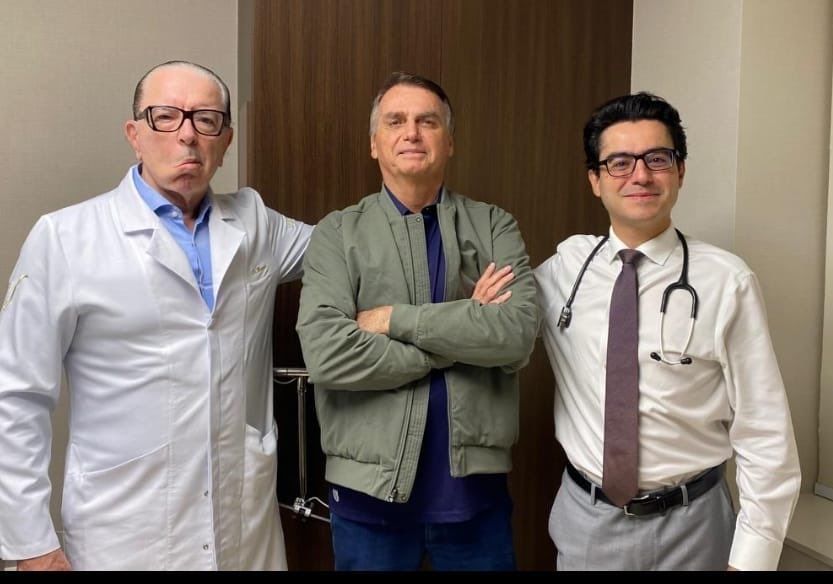 Bolsonaro recebe alta de hospital em SP após 12 dias internado