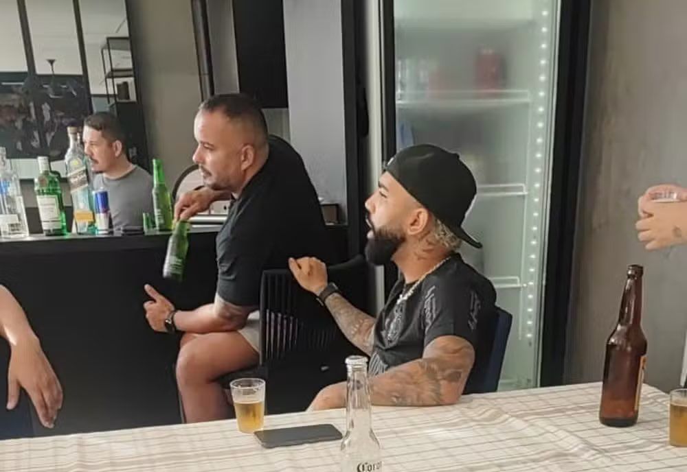 Augusto Melo comenta foto de Gabigol com a camisa do Corinthians