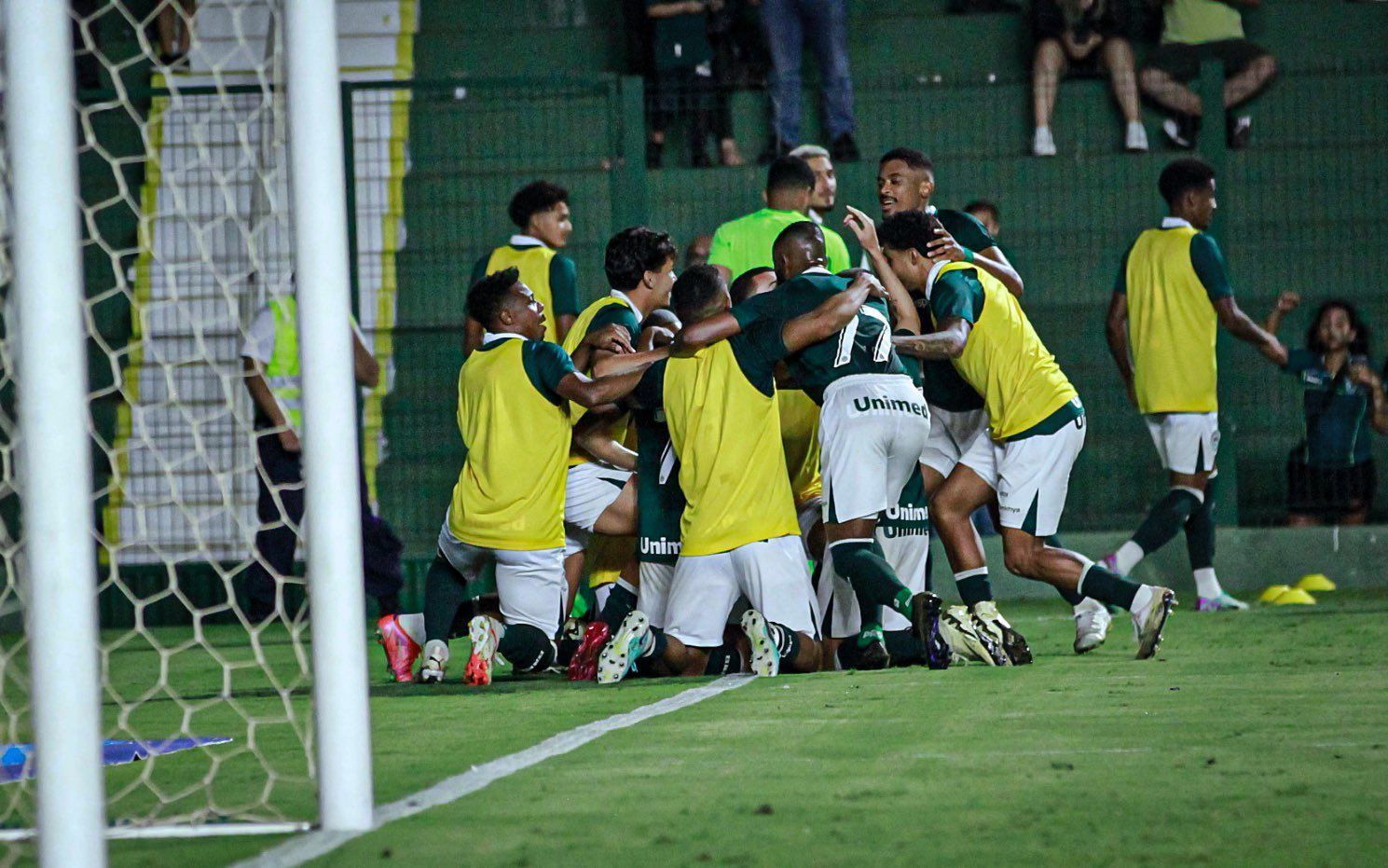 Goiás recebe Botafogo-SP e pode assumir a liderança da Série B