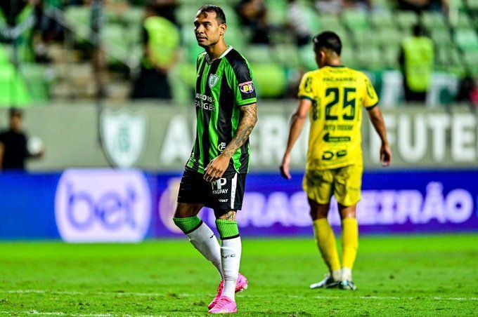 América confirma lesão de atacante Vinicius; veja detalhes