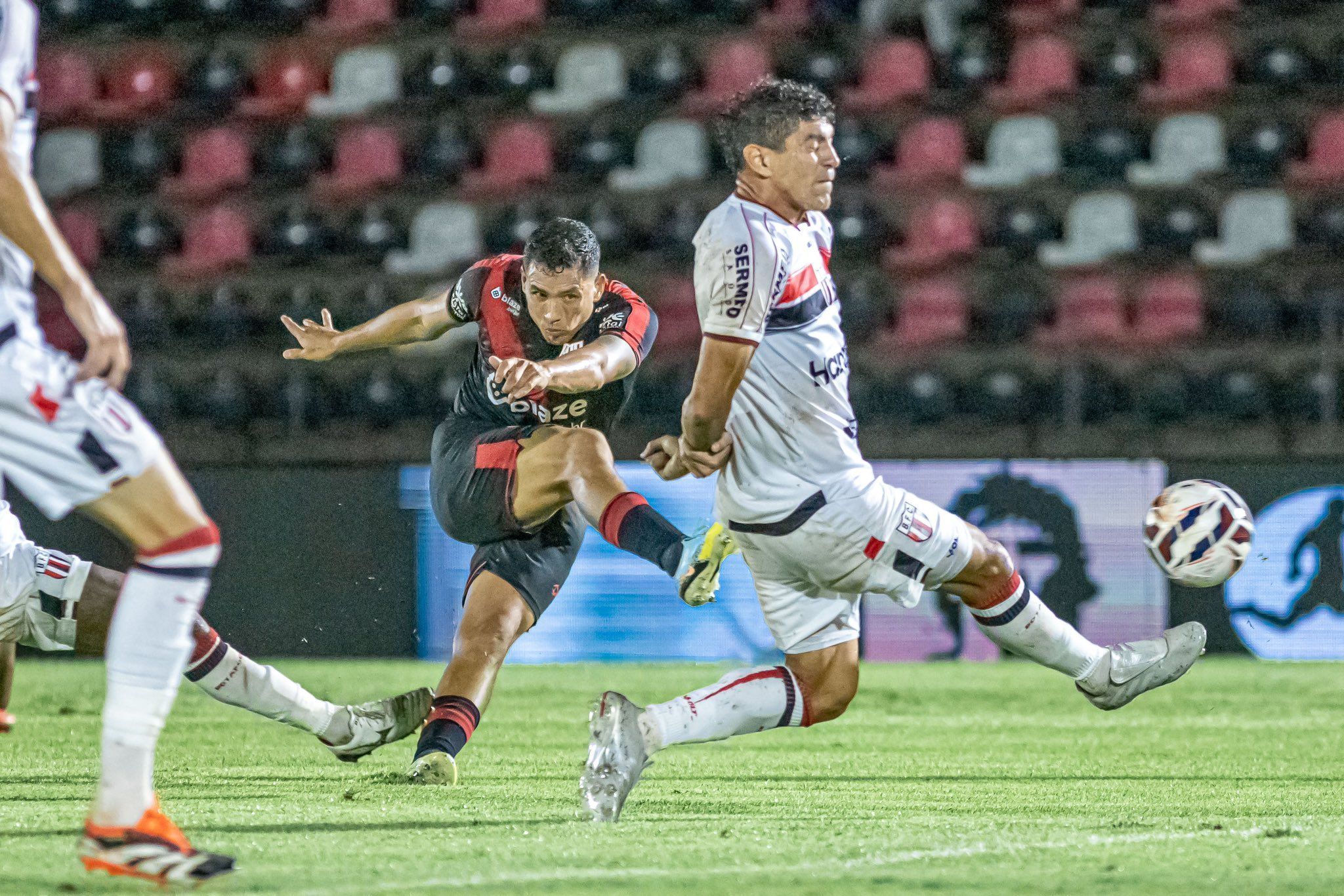 Atlético-GO marca no fim e empata com o Botafogo-SP na Série B