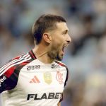 Autor dos gols do Flamengo, Arrascaeta celebra vitória sobre o Grêmio