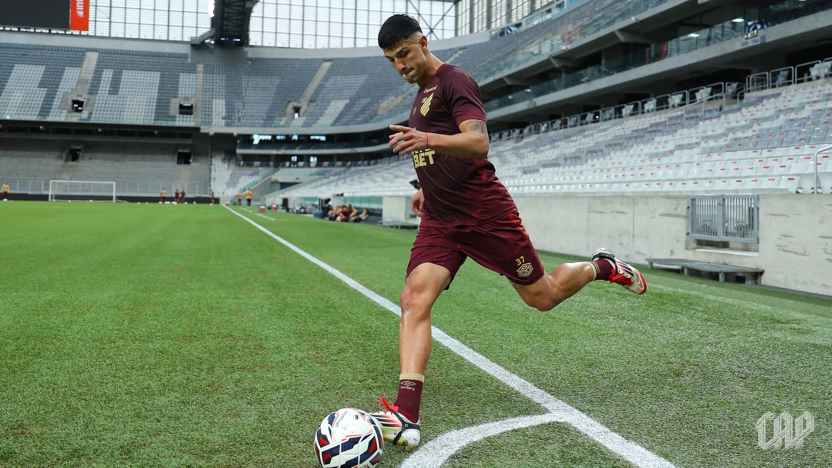 Athletico-PR divulga relacionados para estreia em casa na Série B; veja
