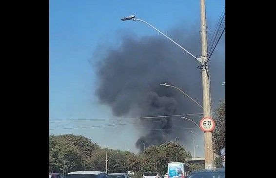 Incêndio atinge centro de material reciclável na região Oeste de BH