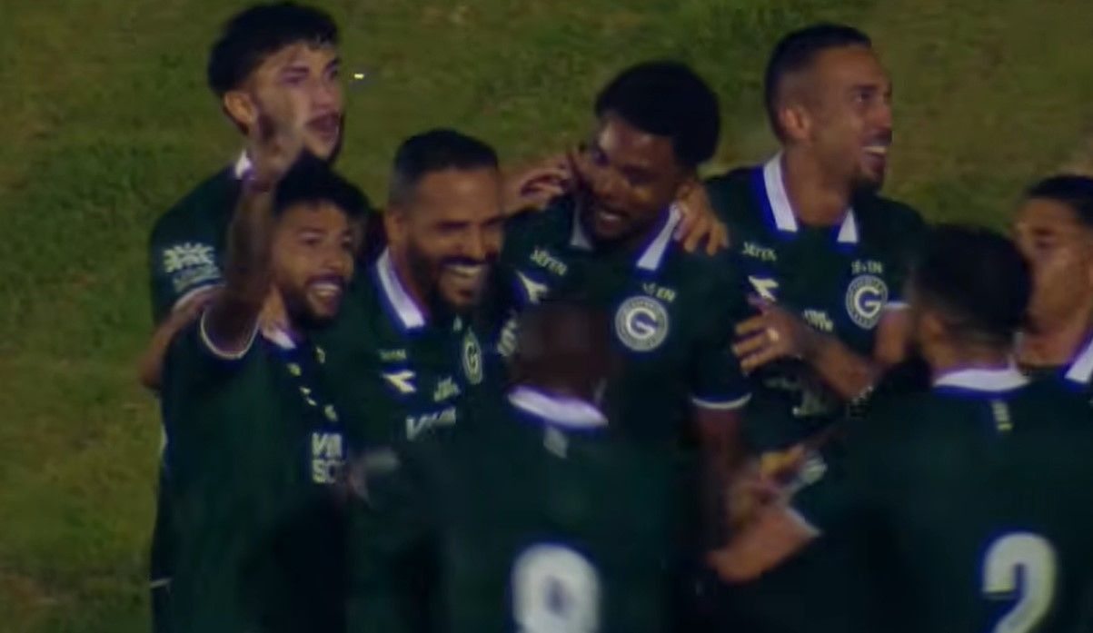 Ex-Cruzeiro marca e sacramenta vitória do Goiás sobre Anapolina no Estadual