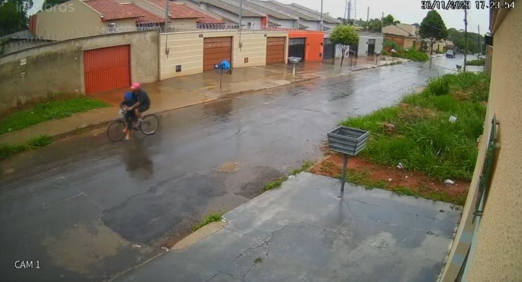 Homem é filmado carregando adolescente em bicicleta: ela foi estuprada e morta