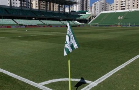 Bandeira de escanteio do Goiás no Estádio Hailé Pinheiro, a Serrinha