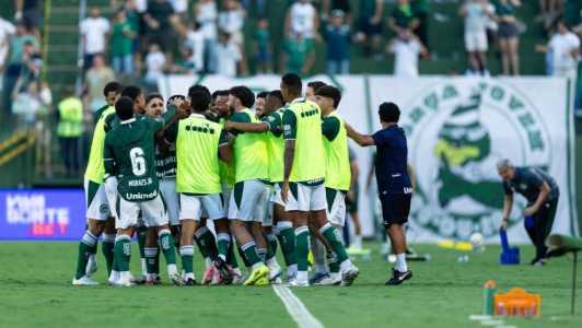 Jogadores do Goiás celebram gol contra o Paysandu neste sábado (20)