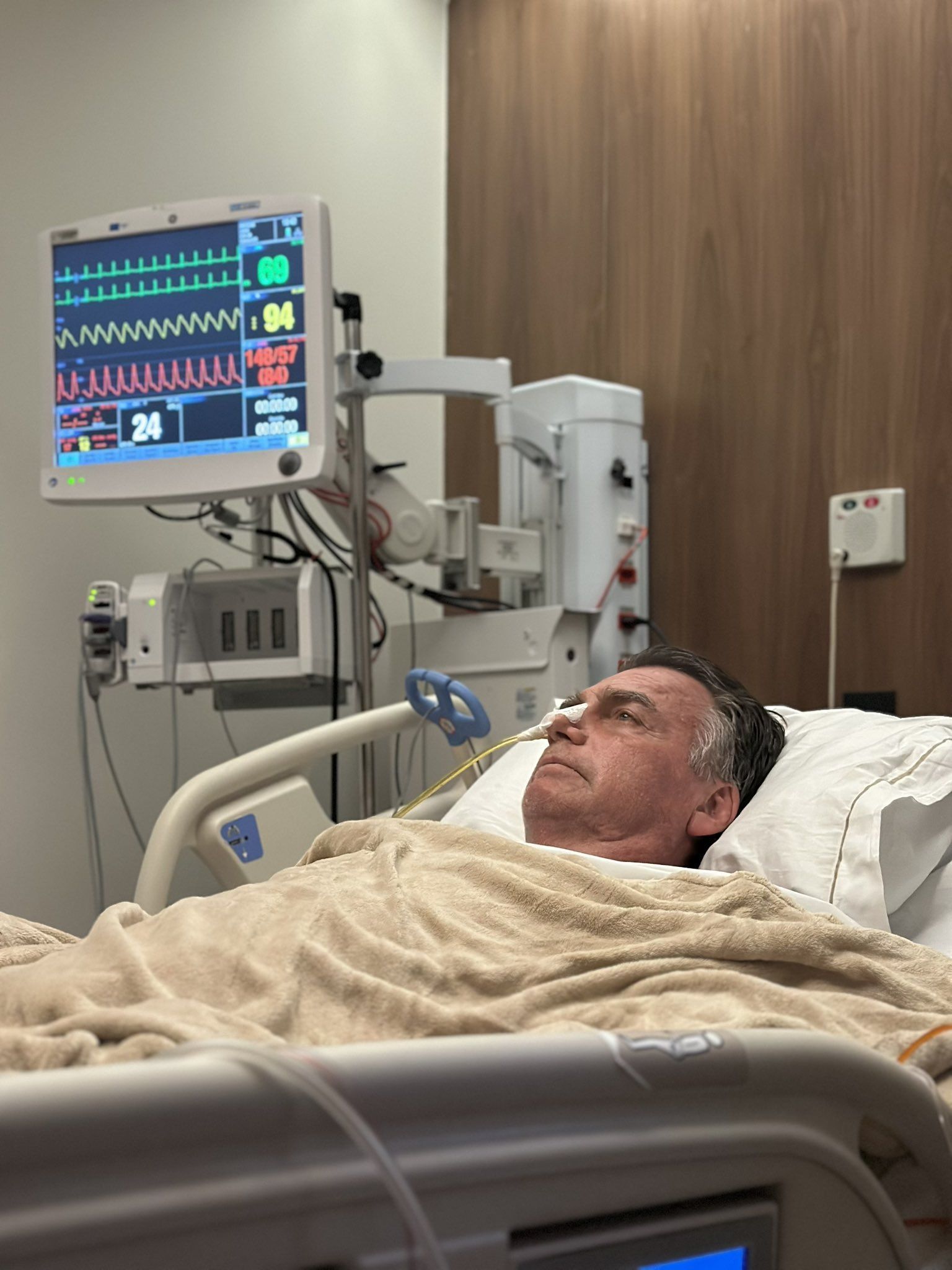 'Buscando forças para levantar', diz Bolsonaro após cirurgia no intestino