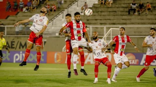 Gol do atacante Luan no segundo tempo foi anulado; Villa perdeu por 3 a 0