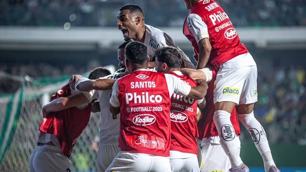 Santos vence Goiás em 'duelo de desesperados' e respira no Brasileiro